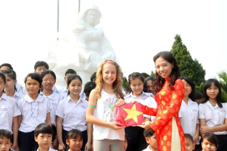 Cô bé Capri được tặng áo mang quốc kỳ Việt Nam để chuẩn bị cho buổi biểu diễn.